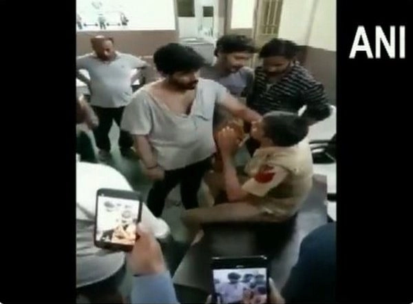 India News | Delhi: One Held for Beating Constable Inside Anand Vihar Police Station