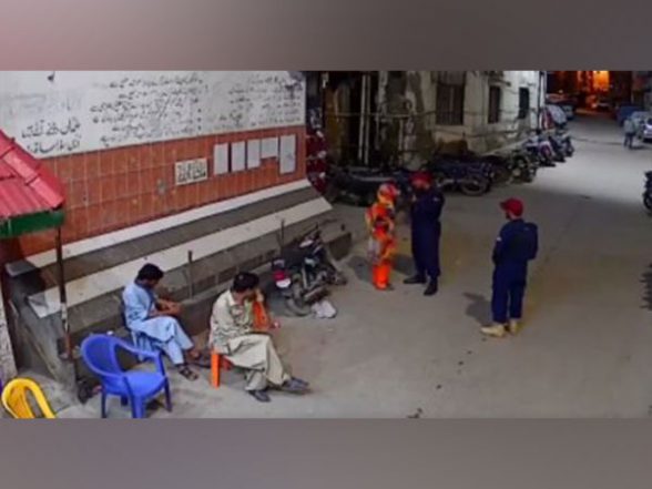 World News | Pakistan: Karachi Security Guard Kicks Pregnant Woman, Ghastly Incident Caught on CCTV - Vimarsana News