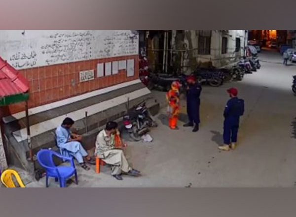 World News | Pakistan: Karachi Security Guard Kicks Pregnant Woman, Ghastly Incident Caught on CCTV