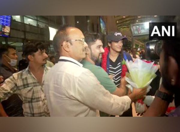 Sports News | CWG 2022: Indian Shuttlers PV Sindhu, Kidambi Srikanth, Chirag Shetty Receive Warm Welcome at Hyderabad Airport