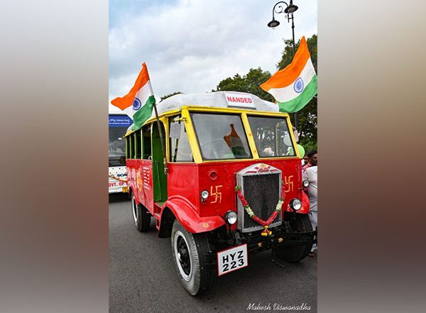 Nizam-Era Albion Bus Showcased in TSRTC Parade in Hyderabad as Part of Swatantra Bharata Vajrotsavalu Celebrations (Watch Video)