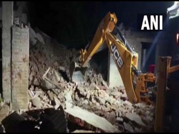 India News | 4 Dead Including Retired SP as Truck Rams into House in UP's Mainpuri - Vimarsana News