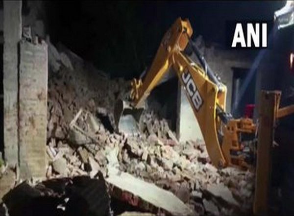 India News | 4 Dead Including Retired SP as Truck Rams into House in UP's Mainpuri