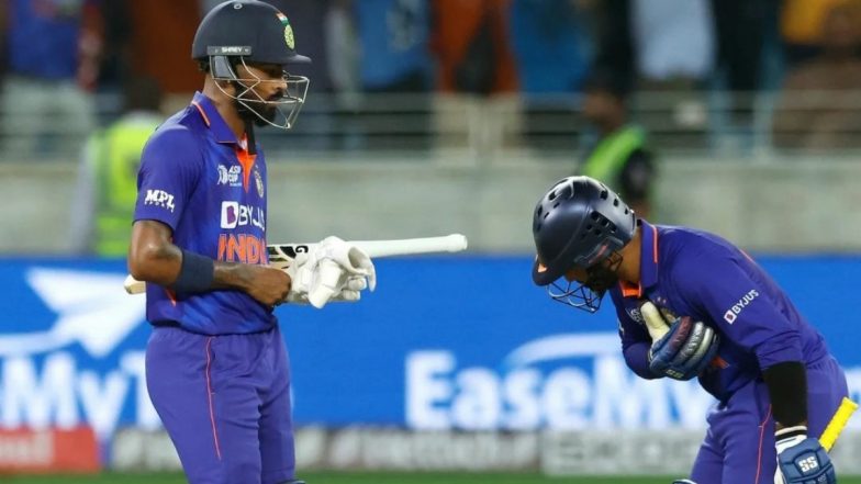 Dinesh Karthik Bows to Hardik Pandya After Latter’s Match-Winning Six in IND vs PAK Asia Cup 2022 Encounter (Watch Video)