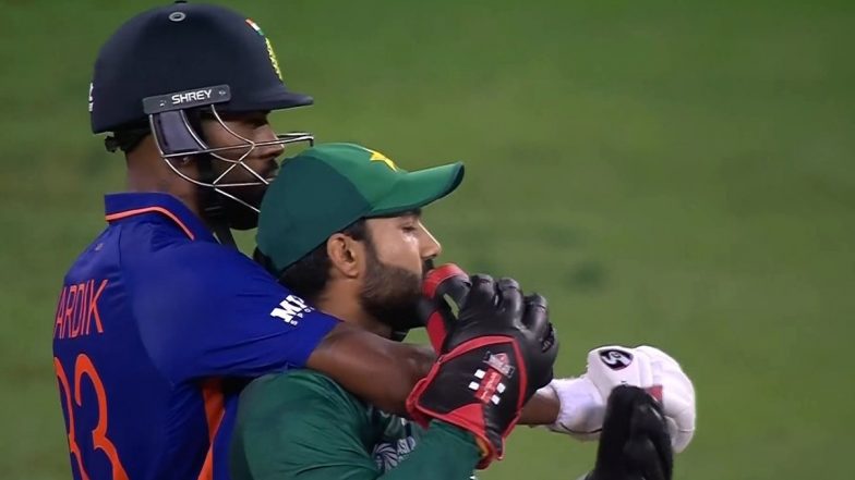 Hardik Pandya, Mohammad Rizwan Bromance Moment During IND vs PAK Asia Cup 2022 Cricket Match Goes Viral