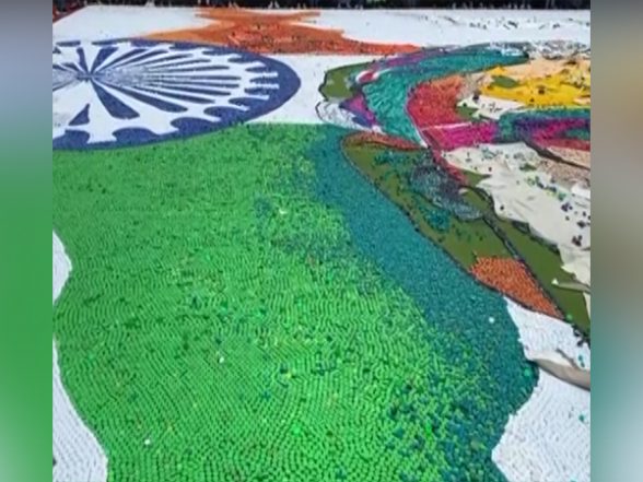 स्वतंत्रता दिवस 2022: कलाकारों ने भारत का नक्शा बनाकर बनाया विश्व रिकॉर्ड, इंदौर में बोतल के ढक्कन का उपयोग करते हुए पीएम नरेंद्र मोदी का पोर्ट्रेट