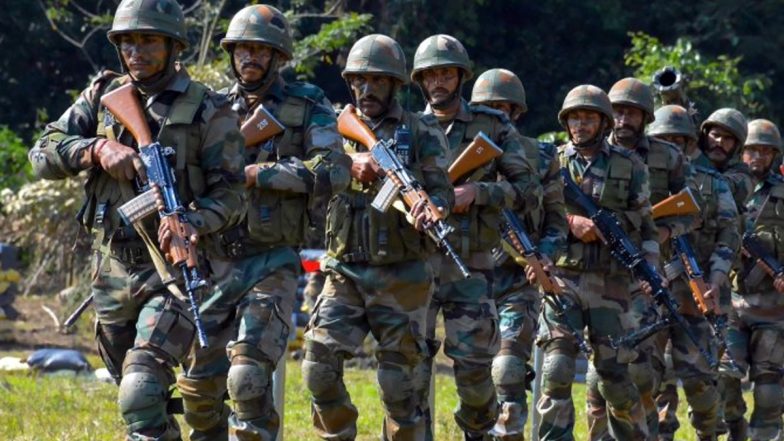 Indian Army Chinar Corps Warriors Carry Pregnant Woman in Snow-Covered Roads To Hospital in Jammu and Kashmir's Boniyar (See Pics and Video)