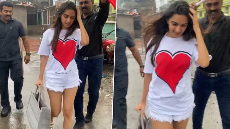 Kiara Advani Says ‘Gaya Chatri’ After Her Umbrella Gets Ruined in Mumbai’s Windy Rains (Watch Video)