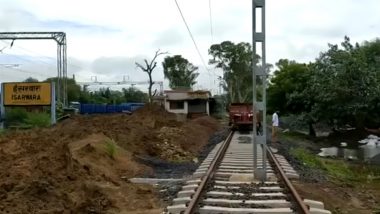 Madhya Pradesh Shocker: Contractor Erects Electric Pole Between Two Tracks in Sagar District (Watch Video)