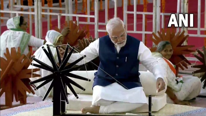 Khadi Utsav 2022: PM Narendra Modi Joins 7500 Women Khadi Artisans in Charkha Spinning at Sabarmati Riverfront (Watch Video)