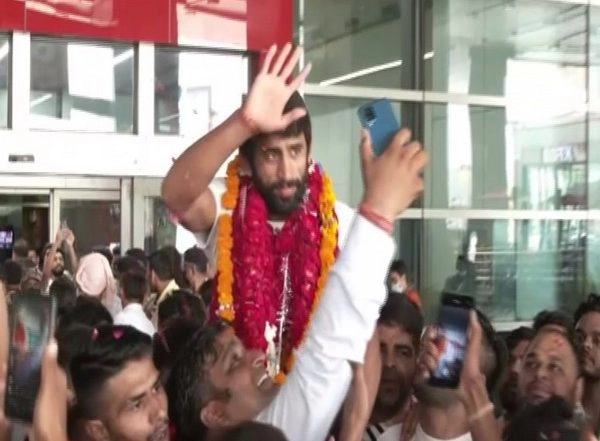 Sports News | Indian Wrestling Stars Receive Warm Welcome After Successful CWG 2022 Campaign