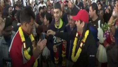 Sports News | CWG 2022 Gold-medalist Shuttler Lakshya Sen Shakes Leg with Loved Ones, Friends at Bengaluru Airport