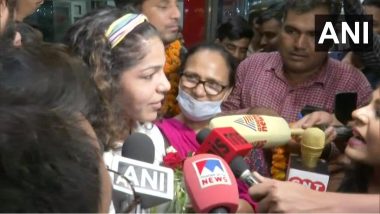 Commonwealth Medalists Sakshi Malik, Pooja Sihag and Pooja Gehlot Given Thunderous Welcome at Delhi Airport (Watch Video)