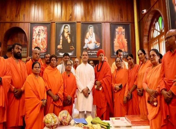 Congress Leader Rahul Gandhi Offers Prayers at Sri Jagadguru Murugharajendra Vidyapeetha in Karnataka