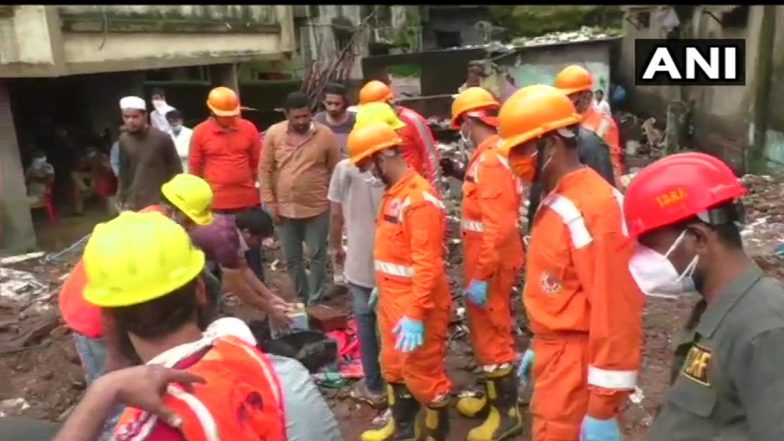 Mumbai Building Collapse: Portion of Three-Storey Structure Collapses in Wazira Naka Area of Borivali; Vehicles Trapped Under Debris, No Injuries Reported