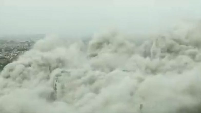 Noida Twin Tower Demolished, Watch Blast Video: Cloud of Dust Engulfs the Area After Supertech Apex, Ceyane Towers Reduced to Rubble