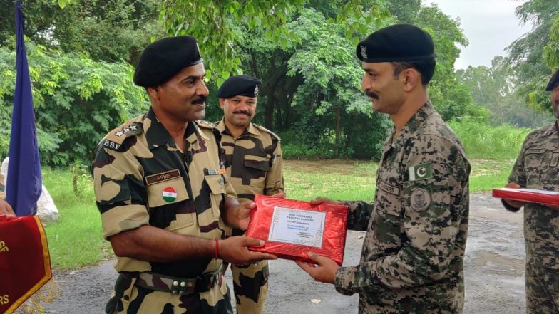 Independence Day 2022: BSF Troops and Pakistan Rangers Exchange Sweets at International Border in Jammu and Kashmir (See Pic)