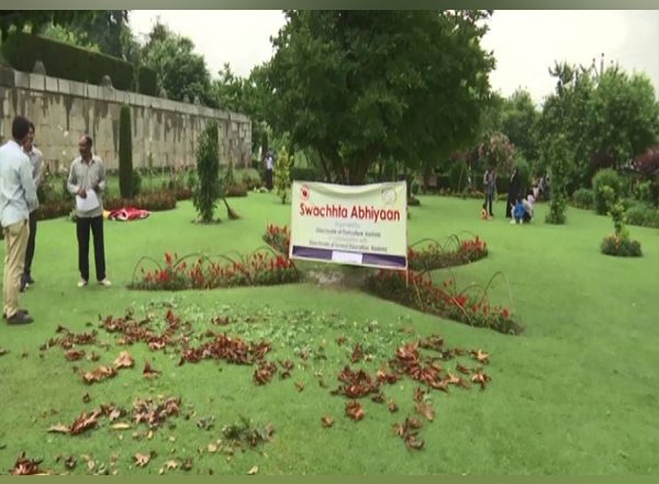 India News | School Girls Take Part in Cleaning Drive at Mughal Gardens in J-K's Srinagar