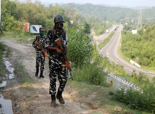 India News | J-K Security Forces Recover Recovers Arms, Ammunitions from Shopian's Kutpora After Search Ops
