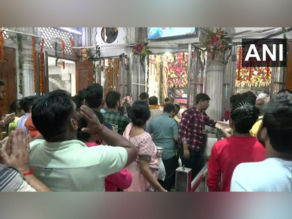 India News | Devotees Throng Temples as They Celebrate Sawan Somwar - Vimarsana News