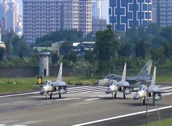 World News | Taiwan's Defence Forces Start Robust Training to Counter PLA Threat