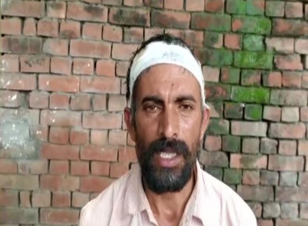 Uttar Pradesh Shocker: Man Carries 9-Year-Old Son’s Body on Shoulders Amid Heavy Rains in Prayagraj; Video Goes Viral (Watch Video)