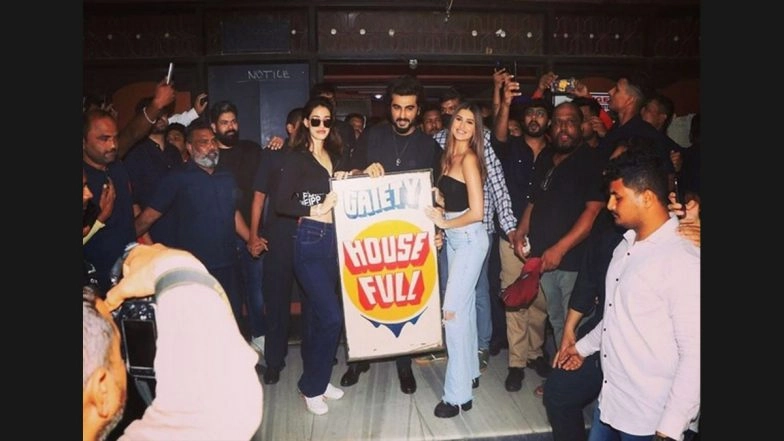 Ek Villain Returns: Arjun Kapoor Feels Overwhelmed as Housefull Board Shines Outside Cinema Halls 