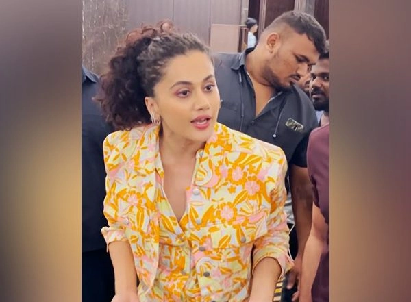 Entertainment News | 'Please Talk to Me in a Respectful Manner': Taapsee Pannu Gets into Heated Argument with Paparazzi