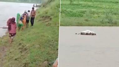 Madhya Pradesh Shocker: Villagers Forced To Float Dead Body on Rubber Tube To Cross Flooded Narmada River To Perform Last Rites (Watch Video)