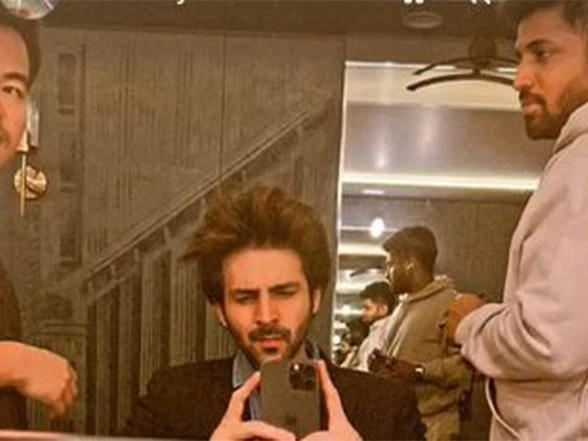 Kartik Aaryan Shares Mirror Selfie From Shehzada Sets Amid 15 Hour Continuous Shoot
