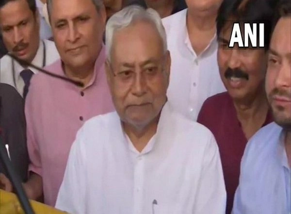 India News | Nitish Kumar Submits List to Bihar Governor, Stakes Claim to Form New Government