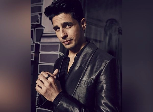 Entertainment News | Sidharth Malhotra in Action Avatar in BTS Picture from 'Indian Police Force' Sets