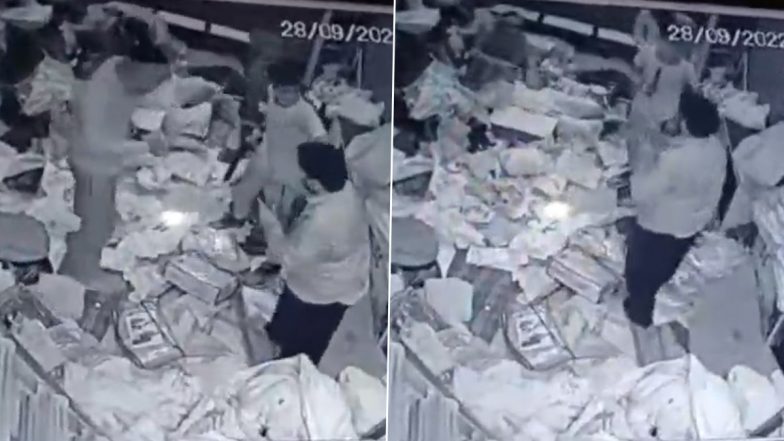 Video: Miscreants Loot Rs 25,000 at Gunpoint From Cloth Merchant in UP’ Baghpat; Case Registered, Say Cops