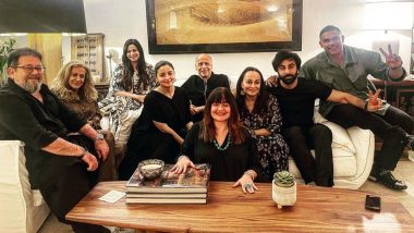 Alia Bhatt, Ranbir Kapoor, Soni Razdan and Others Pose for a Happy Fam Picture on Mahesh Bhatt's Birthday!