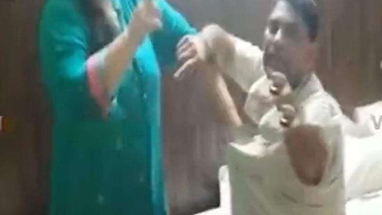 Video: Woman Catches Husband Red-Handed With Lover in Agra Hotel, Thrashes Both with Sandal