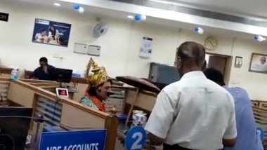 SBI Staff as King Mahabali! Bank Officer Dresses as Noblest Ruler During Onam Festival in Kerala; Watch Viral Video