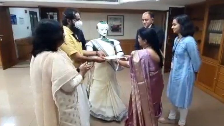 Robot Takes Loan! Robotics Company Brings 'Sayabot' Dressed in Saree To Receive Loan Sanction Letter From Kochi's Federal Bank; Watch Viral Video