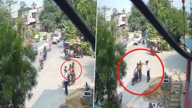 Video: Two Bike-Borne Thieves Snatch Mobile Phone From Man in Sahibabad, Police Form Team to Nab Accused