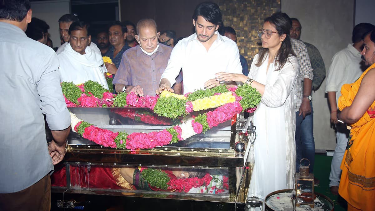 RIP Indira Devi: Mahesh Babu Performs The Last Rites Of His Mother