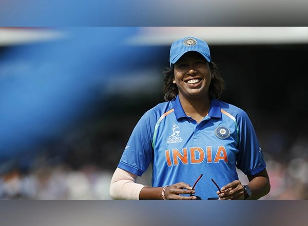 Sports News | Smriti Mandhana Dedicates Her Player of the Match Award to Jhulan Goswami