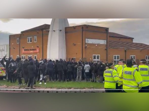 World News | Protests Outside Hindu Temple in UK's Smethwick - Vimarsana News