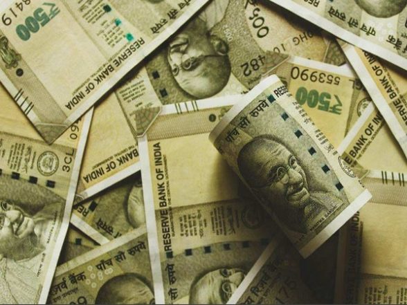 Indian Rupee Falls to Lifetime Low of 80.99 Against US Dollar