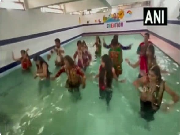 Navratri 2022 Celebrations: People in Udaipur Perform Garba in Swimming Pool on ‘Chogada’ Song (Watch Video) | LatestLY
