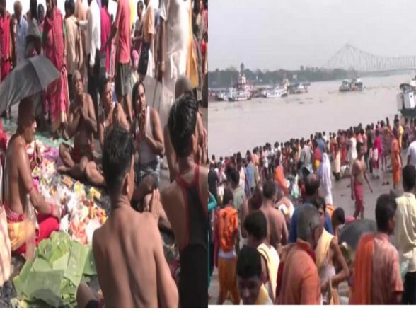 Entertainment News | People Take Holy Dip, Perform 'pind Dan' on Last Day of 'Pitru Paksha' - Vimarsana News