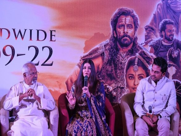 Entertainment News | Aishwarya Rai Touches 'guru' Mani Ratnam's Feet, Expresses Gratitude - Vimarsana News