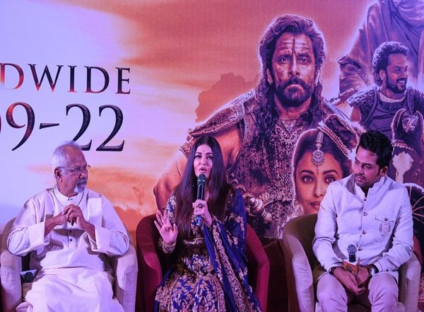 Entertainment News | Aishwarya Rai Touches 'guru' Mani Ratnam's Feet, Expresses Gratitude