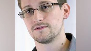 World News | Putin Grants Russian Citizenship to US Whistleblower Edward Snowden: Report