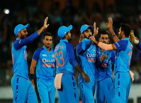 Sports News | India Skipper Rohit Sharma Wins Toss, Opts to Field Against South Africa in 1st T20I