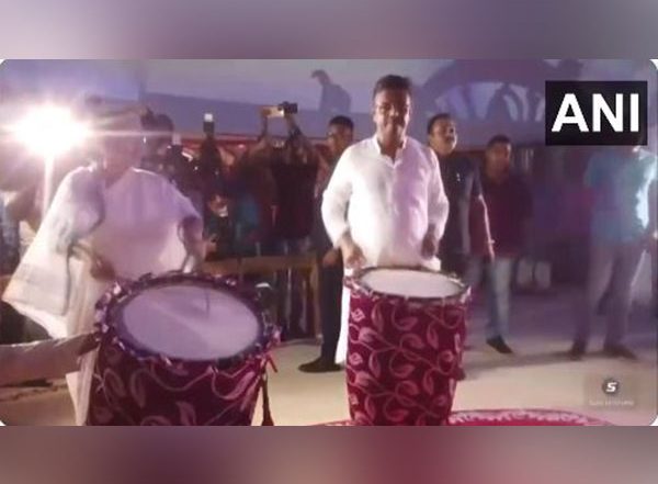 Video: West Bengal CM Mamata Banerjee Plays 'Dhak' at Durga Puja Pandal in Kolkata