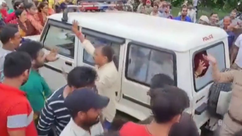 Video: Locals Surround Police Vehicle, Thrash Accused of Ankita Bhandari Murder Case in Front of Cops in Rishikesh